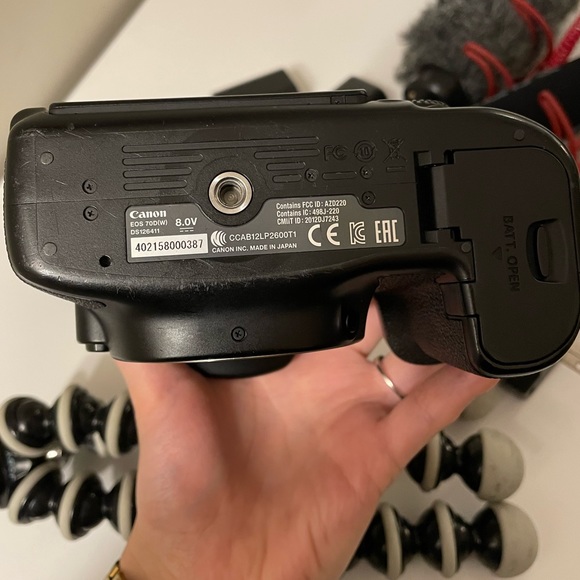 Canon EOS 70D DSLR Camera Body + Accessories - Picture 11 of 17